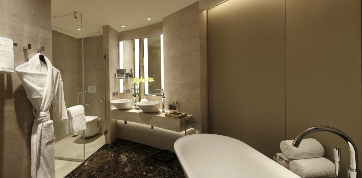 pullman-suite-bathroom-1-2