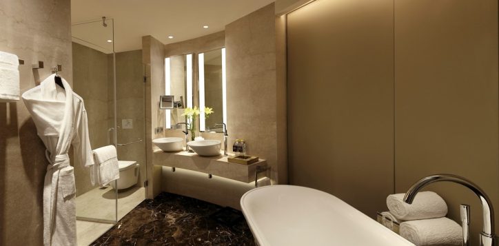 pullman-suite-bathroom-1-2-2