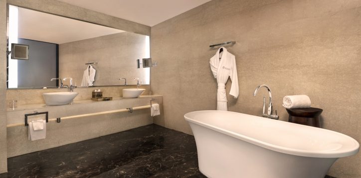 superior-suite-washroom-1_pullman-edited-2