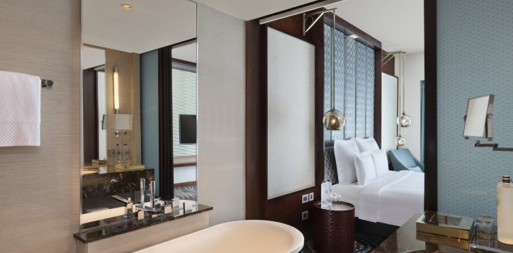 1423-kingroom-bathroom-2