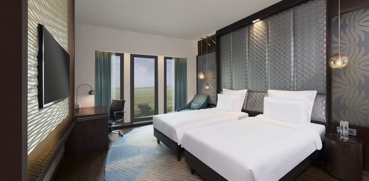 1640-twin-room-runway-view-2-2