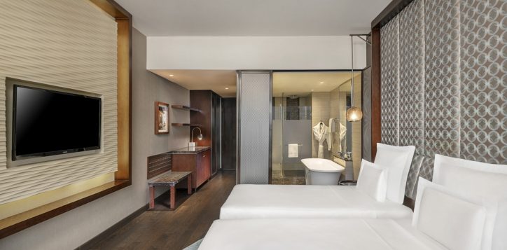 executive-room-twin-bed-with-bathroom_pullman-2