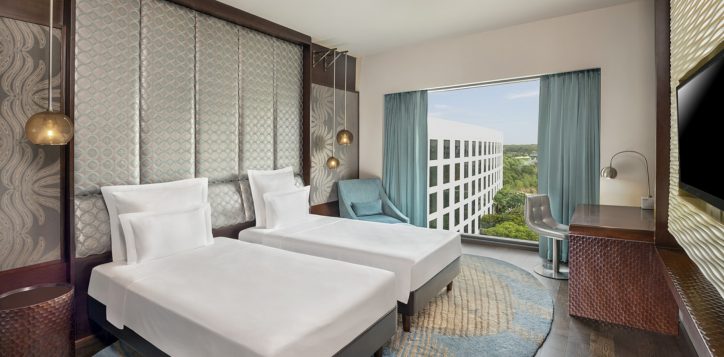 executive-room-twin-bed-with-view_pullman-2