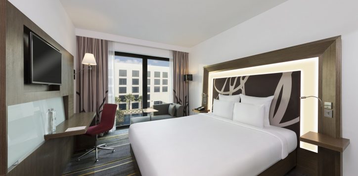 king-room-pool-view-2